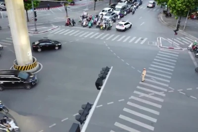 Hệ thống đèn tín hiệu giao thông có vai trò quan trọng trong điều phối phương tiện.