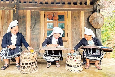 Các nghệ nhân ở bản Hoài Khao (Cao Bằng) thực hiện kỹ thuật thêu và in hoa văn bằng sáp ong.