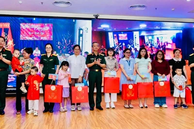 Bệnh viện Quân y 175 tặng quà Tết cho gia đình các cán bộ, y bác sĩ đang công tác tại Bệnh xá đảo Trường Sa.