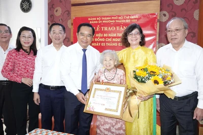 Lãnh đạo Thành phố Hồ Chí Minh và lãnh đạo phường Thạnh Mỹ Tây chúc mừng đồng chí Nguyễn Thị Dũng nhận Huy hiệu 80 năm tuổi Đảng.
