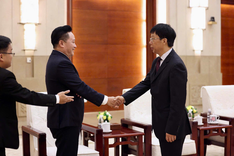 Đồng chí Phan Văn Hùng, Phó Tổng Biên tập Báo Nhân Dân tiếp và làm việc với đồng chí Vu Thiệu Lương, Xã trưởng Nhân dân nhật báo. (Ảnh: Nhân dân nhật báo) gen-h-01.jpg