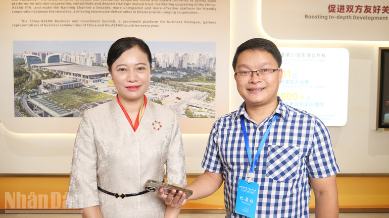 Bà Vi Triều Huy, Tổng Thư ký CAEXPO, Cục trưởng Cục Triển lãm quốc tế Quảng Tây, Trung Quốc trả lời phỏng vấn của phóng viên Báo Nhân Dân. ndo_bl_08.jpg