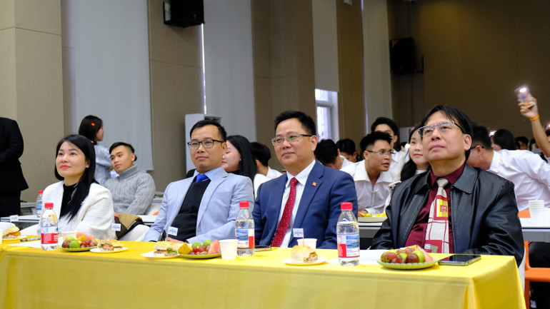 Đại diện Đại sứ quán Việt Nam tại Trung Quốc và doanh nghiệp, kiều bào Việt Nam tại thành phố Thiên Tân. 251027-thien-tan-5.jpg