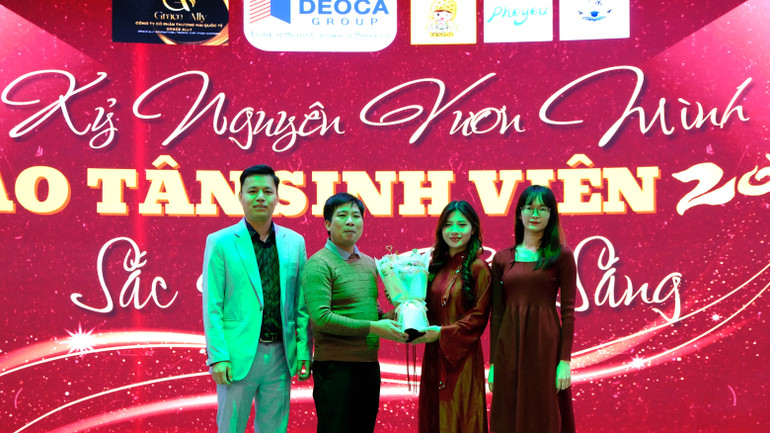 Đại diện Hội Lưu học sinh tại thành phố Bắc Kinh tặng hoa Hội Lưu học sinh tại thành phố Thiên Tân. 251027-thien-tan-6.jpg