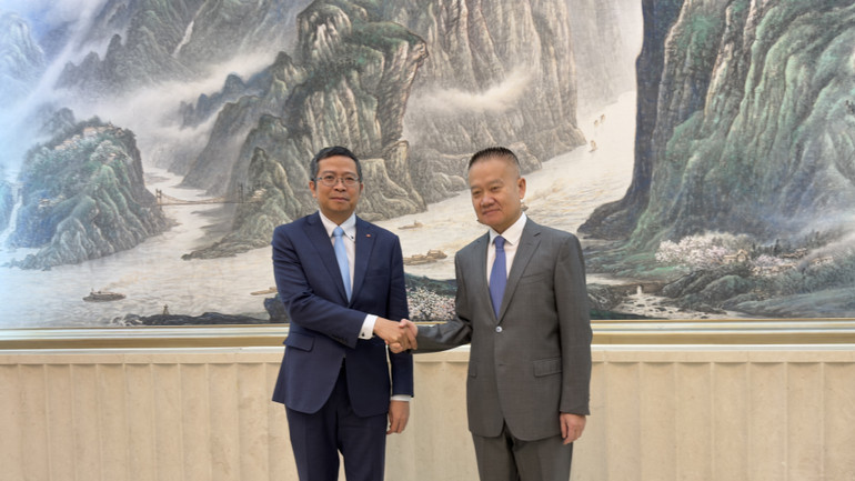 Đại sứ Phạm Thanh Bình và Trưởng Ban Liên lạc Đối ngoại Trung ương Đảng Cộng sản Trung Quốc Lưu Hải Tinh. (Ảnh: Đại sứ quán Việt Nam tại Trung Quốc) 251031-ds-2.jpg