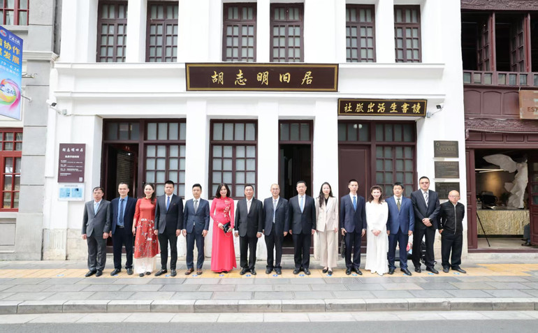 Các đại biểu chụp ảnh lưu niệm tại Khu di tích nơi ở và hoạt động cách mạng của Chủ tịch Hồ Chí Minh tại Côn Minh. 250613-con-minh-4.jpg