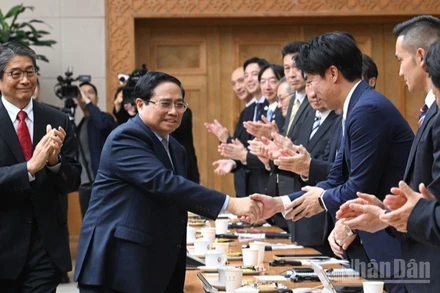Thủ tướng Chính phủ Phạm Minh Chính bắt tay chào mừng các doanh nghiệp Nhật Bản tại buổi đối thoại. (Ảnh: Trần Hải)