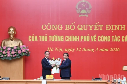 Thủ tướng Chính phủ Phạm Minh Chính trao Quyết định bổ nhiệm và tặng hoa chúc mừng Chủ tịch Viện Khoa học và Công nghệ Việt Nam Trần Hồng Thái. (Ảnh: TRẦN HẢI)