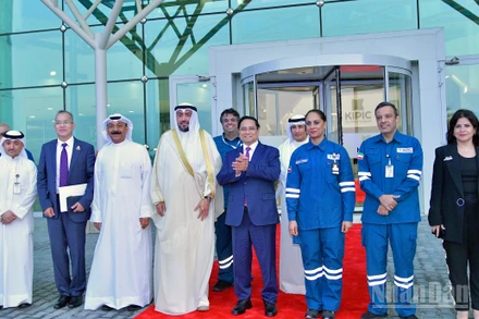 Thủ tướng Phạm Minh Chính và các đại biểu tại Tổ hợp lọc hóa dầu Al‑Zour. (Ảnh: THANH GIANG) 