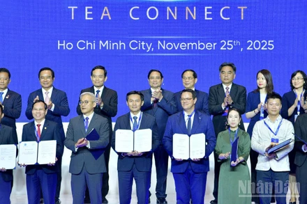 Thủ tướng Chính phủ Phạm Minh Chính chứng kiến các đối tác trao biên bản thoả thuận hợp tác tại Chương trình “CEO 500 - TEA CONNECT”. (Ảnh: Thanh Giang)