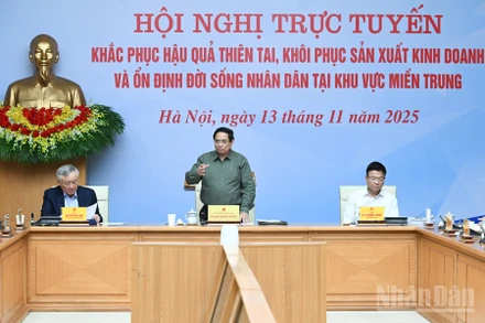 Thủ tướng Phạm Minh Chính chủ trì Hội nghị trực tuyến khắc phục hậu quả thiên tai, khôi phục sản xuất, kinh doanh, ổn định đời sống nhân dân tại miền trung. (Ảnh: Trần Hải)