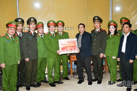 Thủ tướng Chính phủ Phạm Minh Chính thăm, tặng quà động viên cán bộ, chiến sĩ Công an xã Yên Khương, tỉnh Thanh Hóa. (Ảnh: TRẦN HẢI)