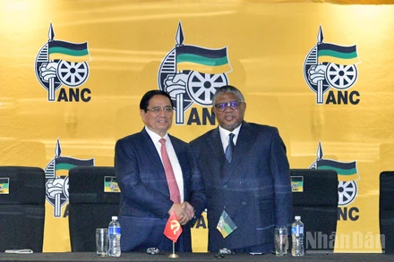 Thủ tướng Chính phủ Phạm Minh Chính và Tổng Thư ký Đảng Đại hội dân tộc Phi (ANC) Fikile Mbalula. (Ảnh: Thanh Giang) 