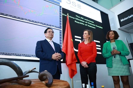 Thủ tướng Phạm Minh Chính phát biểu tại buổi khai trương phiên giao dịch Thị trường Chứng khoán Johannesburg. (Ảnh: VGP/Nhật Bắc)