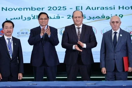 Thủ tướng Phạm Minh Chính và Thủ tướng Algeria Sifi Ghrieb chứng kiến các doanh nghiệp hai nước trao thỏa thuận hợp tác tại Diễn đàn Kinh tế Việt Nam-Algeria. (Ảnh: NHẬT BẮC/VGP)