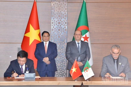 Thủ tướng Chính phủ Phạm Minh Chính và Thủ tướng Sifi Ghrieb chứng kiến lễ ký Bản ghi nhớ giữa Liên đoàn Thương mại và Công nghiệp Việt Nam (VCCI) và Phòng Thương mại và Công nghiệp Algeria (CACI). (Ảnh: THANH GIANG)