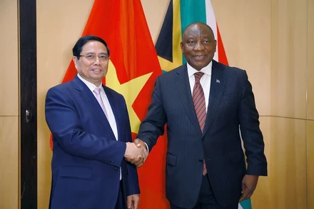 Thủ tướng Chính phủ Phạm Minh Chính và Tổng thống Nam Phi Cyril Ramaphosa. (Ảnh: VGP/Nhật Bắc)