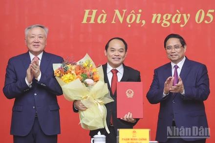 Thủ tướng Chính phủ Phạm Minh Chính trao quyết định và chúc mừng đồng chí Nguyễn Quốc Đoàn, Phó Tổng Thanh tra Thường trực Thanh tra Chính phủ. (Ảnh: TRẦN HẢI)