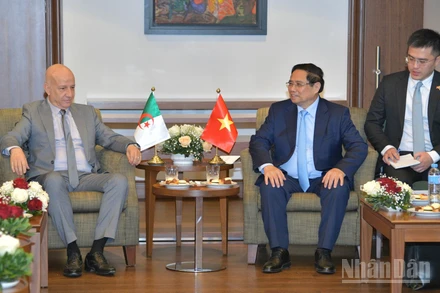 Thủ tướng Chính phủ Phạm Minh Chính tiếp Tổng Bí thư Đảng Mặt trận giải phóng dân tộc Algeria (FLN) Abdelkrim Benmebarek. (Ảnh: Thanh Giang)