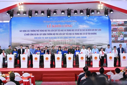 Thủ tướng Phạm Minh Chính và các đồng chí lãnh đạo thực hiện nghi thức khởi công các trường nội trú liên cấp. (Ảnh: TRẦN HẢI)