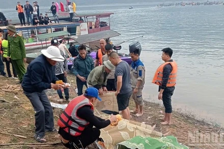 Đưa thi thể nạn nhân vào bờ. 