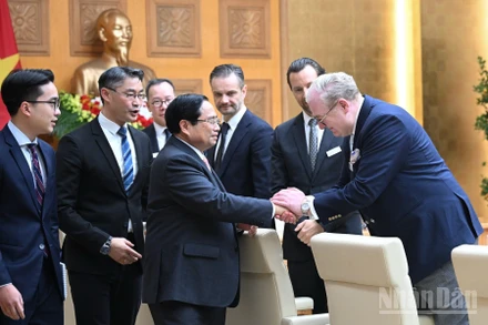 Thủ tướng Chính phủ Phạm Minh Chính với các doanh nghiệp của Thụy Sĩ và châu Âu. (Ảnh: TRẦN HẢI)