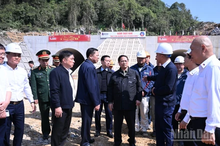Thủ tướng Chính phủ Phạm Minh Chính đi thị sát, kiểm tra việc thi công tuyến cao tốc Đồng Đăng-Trà Lĩnh tại vị trí Hầm Thất Khê. (Ảnh: Trần Hải)