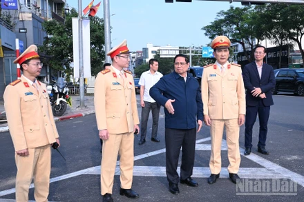 Thủ tướng Chính phủ Phạm Minh Chính đi kiểm tra thực tế công tác điều tiết giao thông tại nút giao Nguyễn Văn Cừ-Ngọc Thụy (Hà Nội) của lực lượng Cảnh sát giao thông. (Ảnh: Trần Hải)