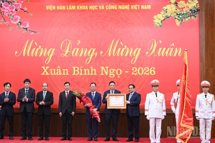 Thay mặt lãnh đạo Đảng, Nhà nước, Thủ tướng Phạm Minh Chính trao Huân chương Lao động hạng Nhất tặng Viện Hàn lâm Khoa học và Công nghệ Việt Nam. (Ảnh: TRẦN HẢI)