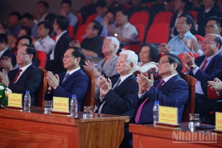 Thủ tướng Chính phủ Phạm Minh Chính và các đồng chí lãnh đạo, nguyên Lãnh đạo Đảng, Nhà nước dự Chương trình Nghệ thuật chính luận " Thủ tướng Phạm Văn Đồng - Trọn đời vì nước, vì dân". (Ảnh: Nhật Bắc/VGP)