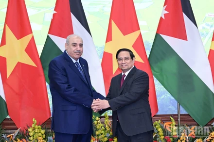 Thủ tướng Chính phủ Phạm Minh Chính và Chủ tịch Hạ viện Jordan Mazen Turki El Qadi. (Ảnh: Trần Hải)