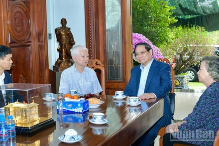 Thủ tướng Chính phủ Phạm Minh Chính thăm, chúc Tết nguyên Chủ tịch nước Nguyễn Minh Triết. (Ảnh: THANH GIANG)