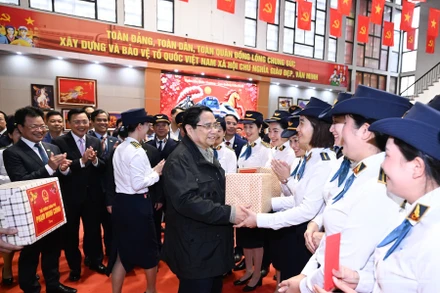 Thủ tướng Chính phủ Phạm Minh Chính tặng quà động viên, chúc Tết cán bộ, nhân viên Tổng Công ty Đường sắt Việt Nam đang ứng trực phục vụ việc vận tải dịp Tết Nguyên đán. (Ảnh: TRẦN HẢI)