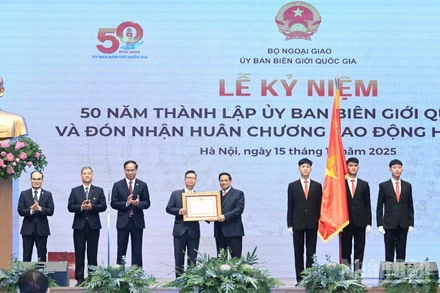 Thủ tướng Phạm Minh Chính trao Huân chương Lao động hạng Nhất tặng Ủy ban Biên giới quốc gia. (Ảnh: TRẦN HẢI)