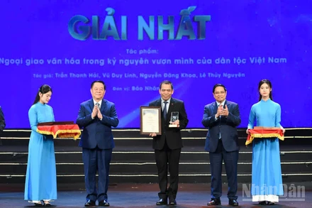 Thủ tướng Chính phủ Phạm Minh Chính và đồng chí Nguyễn Trọng Nghĩa trao Giải Nhất tặng đại diện nhóm tác giả của Báo Nhân Dân ở Hạng mục Ảnh - Ngoại giao văn hóa trong kỷ nguyên vươn mình của dân tộc Việt Nam. (Ảnh: THẾ ĐẠI)