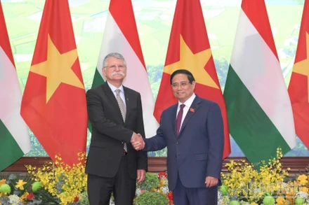 Thủ tướng Chính phủ Phạm Minh Chính và Chủ tịch Quốc hội Hungary Kover Laszlo. (Ảnh: TRẦN HẢI)