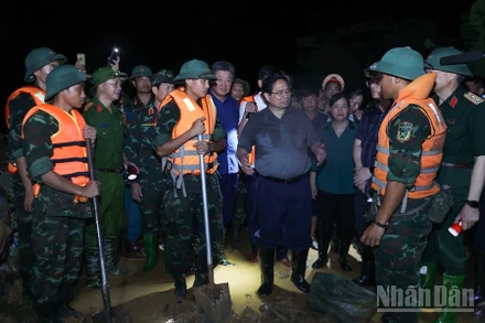 Thủ tướng Phạm Minh Chính đến kiểm tra công tác ứng phó mưa lũ tại các xã Trung Giã, Đa Phúc. (Ảnh: Trần Hải) 