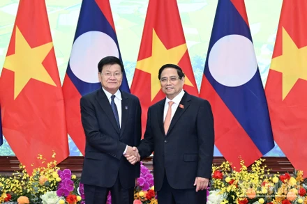 Thủ tướng Phạm Minh Chính và Tổng Bí thư, Chủ tịch nước Lào Thongloun Sisoulith. (Ảnh: TRẦN HẢI)