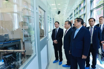 Thủ tướng Phạm Minh Chính tham quan cơ sở vật chất của Đại học Uppsala. (Ảnh: TTXVN)