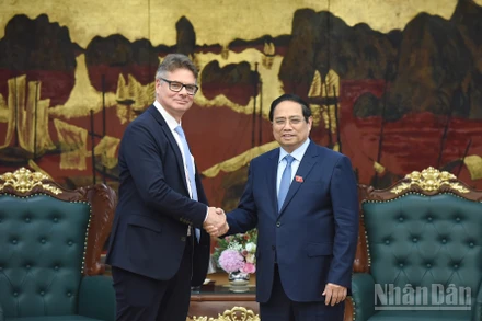 Thủ tướng Chính phủ Phạm Minh Chính và ông Antoine Colin - Phó Chủ tịch cấp cao, phụ trách toàn cầu về chuyển đổi số và chuỗi cung ứng của Tập đoàn HP (Hoa Kỳ). (Ảnh: TRẦN HẢI)