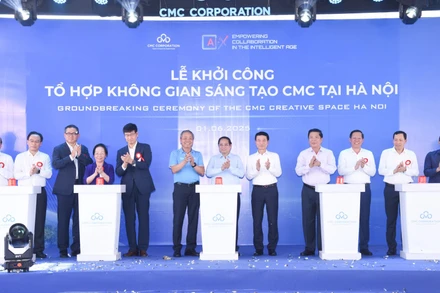 Thủ tướng Phạm Minh Chính và các đồng chí lãnh đạo thực hiện nghi thức khởi công tổ hợp (Ảnh: TRẦN HẢI). 