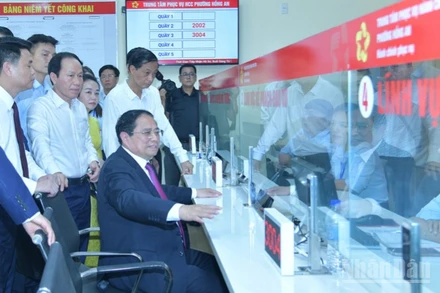 Thủ tướng Chính phủ Phạm Minh Chính thăm Trung tâm Phục vụ hành chính công phường Hồng An, thành phố Hải Phòng. (Ảnh: THANH GIANG)
