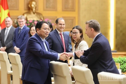 Thủ tướng Chính phủ Phạm Minh Chính với đại diện lãnh đạo các doanh nghiệp Anh quốc. (Ảnh: Trần Hải)