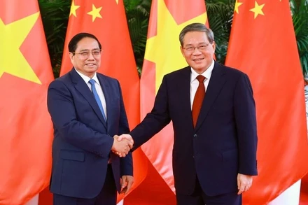 Thủ tướng Phạm Minh Chính và Thủ tướng Trung Quốc Lý Cường trước khi bắt đầu cuộc hội đàm chiều ngày 24/6. (Ảnh: VGP/NHẬT BẮC)