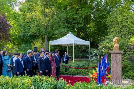 Thủ tướng Phạm Minh Chính và Phu nhân cùng các đồng chí lãnh đạo tưởng niệm Chủ tịch Hồ Chí Minh (Ảnh: KHẢI HOÀN). 