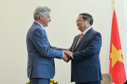 Thủ tướng Phạm Minh Chính và Bí thư toàn quốc Đảng Cộng sản Pháp Fabien Roussel. (Ảnh: NHẬT BẮC/VGP)