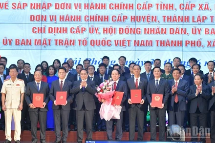 Thủ tướng Phạm Minh Chính chúc mừng lãnh đạo thành phố Hải Phòng (mới) nhận các Quyết định Trung ương. (Ảnh: THANH GIANG)