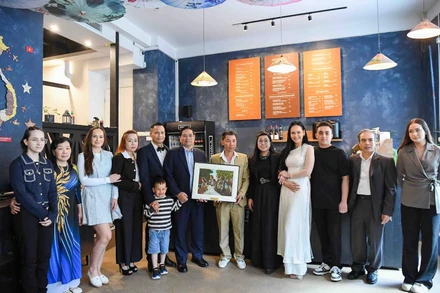 Thủ tướng Phạm Minh Chính tặng quà lưu niệm cho gia đình ông Nguyễn Việt Thắng. (Ảnh: NGUYỄN HỒNG)