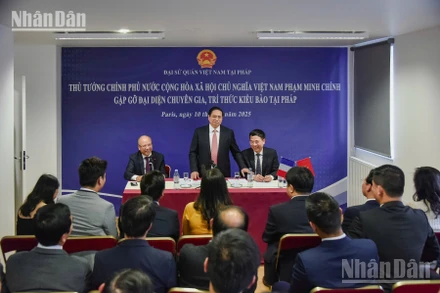 Thủ tướng Chính phủ Phạm Minh Chính gặp gỡ các chuyên gia, trí thức người Việt tại Pháp. (Ảnh: MINH DUY)