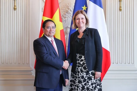 Thủ tướng Phạm Minh Chính và Chủ tịch Quốc hội Pháp Yael Braun-Pivet .(Ảnh: VGP/Nhật Bắc)